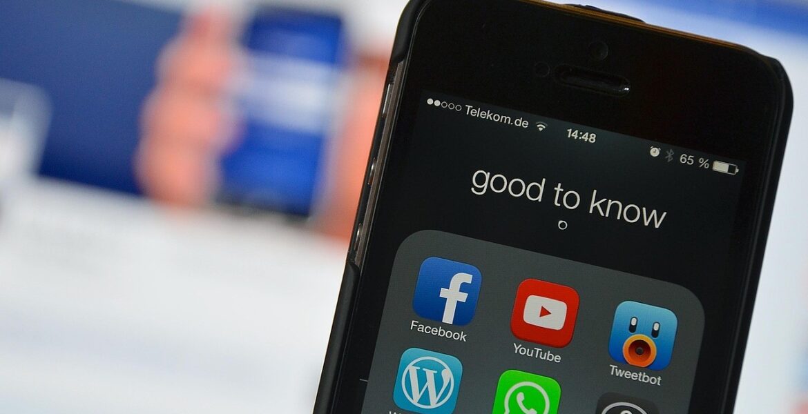 Espectaculares vs redes sociales ¿quién gana en alcance local?