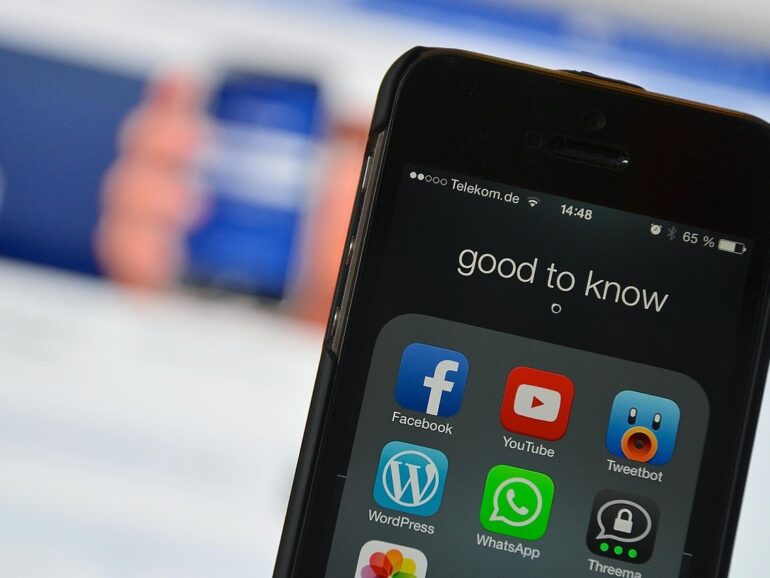 Espectaculares vs redes sociales ¿quién gana en alcance local?