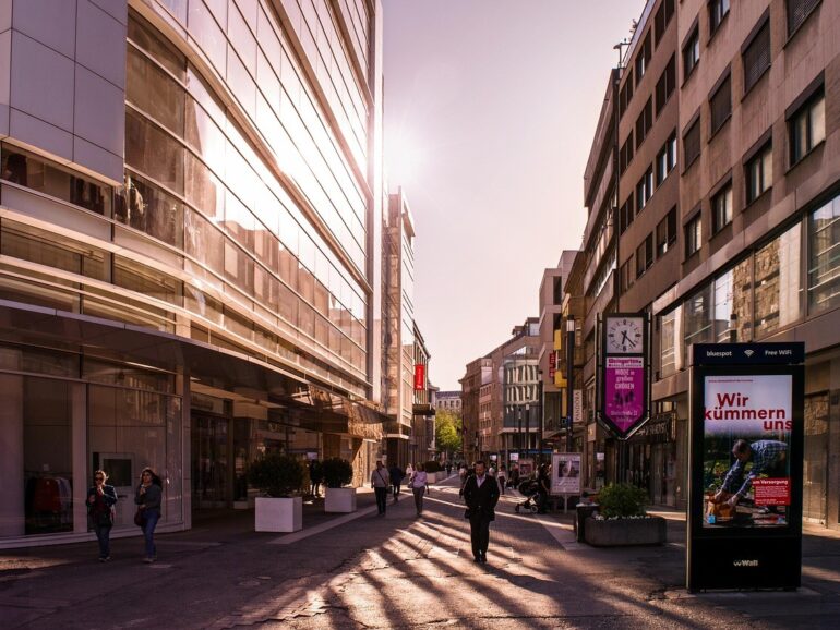 Impacto masivo: la publicidad urbana en el metro redefine la conexión con millones de usuarios en 2026